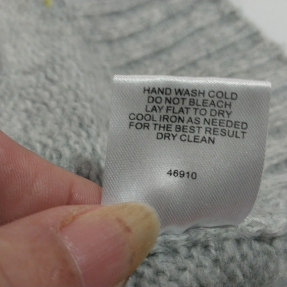 ROMEO +JULIET Elegant Floral Embroidered Sweater - Picture 9 of 10